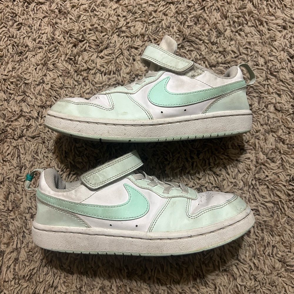 Nike Kids Sneakers in White and Light Green